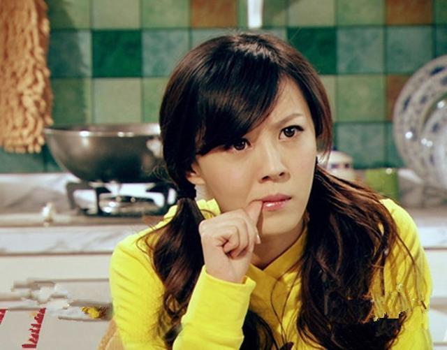 「江疏影」李金铭大学时期就是漫画脸，又甜又灵，江疏影在身后被秒成了路人