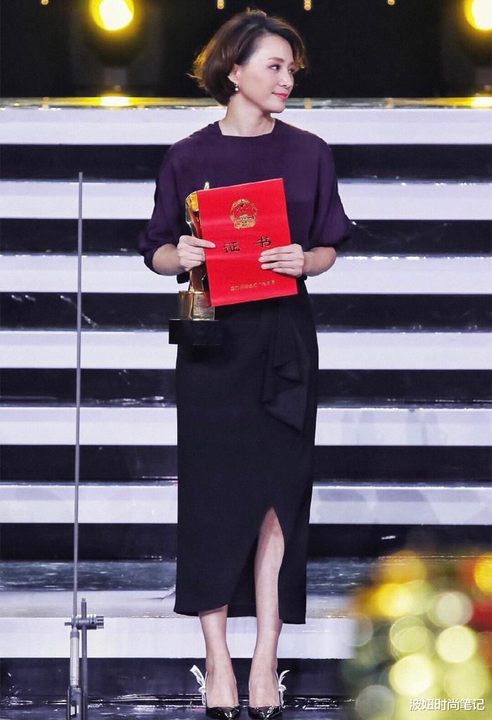 #刺绣#董卿终于换了新发型，短发微卷气质更出众，穿刺绣连衣裙美得惊艳