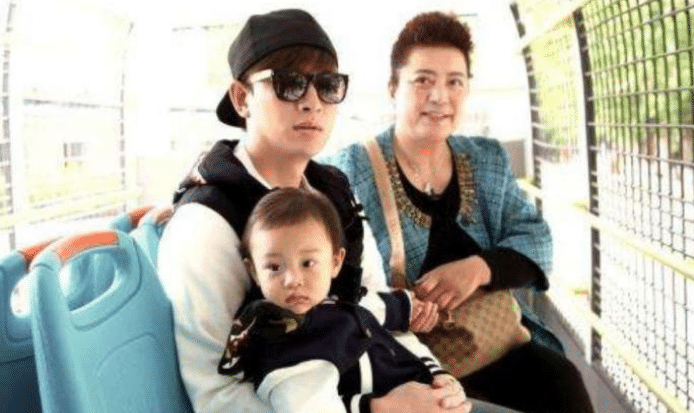贾乃亮：?35岁贾乃亮近照，隐藏了37年的姐姐，原来是我们熟悉的她！