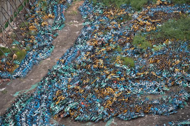 时代摄会|市民随意停放，无专业人员运维，太原上万辆共享单车被弃荒野