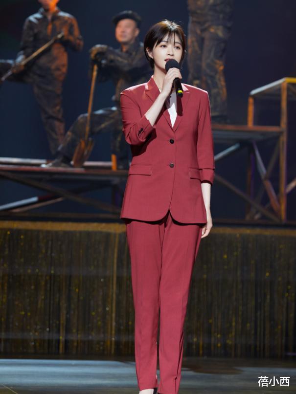 #西装#蒋欣只是剪了短发和空气刘海，感觉脸都变小了，穿红色西装更显瘦