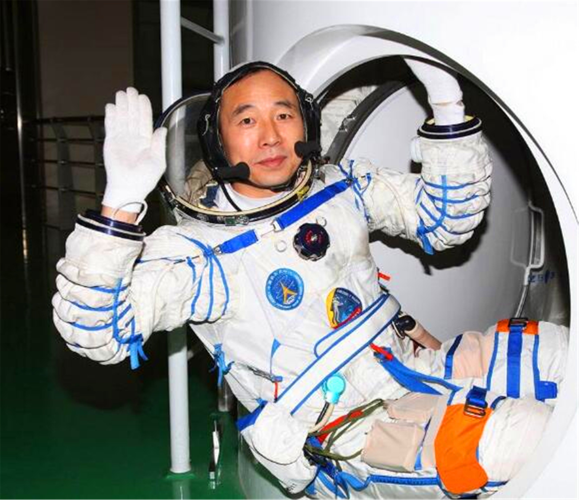 景海鹏|英雄航天员景海鹏,他是中国唯一3次上太空的人,近况如何?