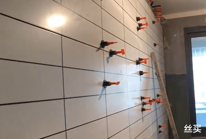 【】卫生间墙面贴瓷砖，装修小伙要求高，瓦工抱怨工具损耗大活难干