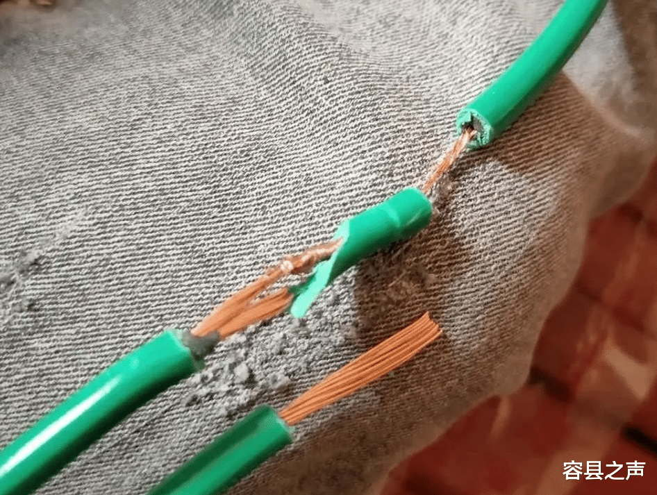 容县之声|新骗局！广西一男子买4平方的铜线，却发现只有前后是，中间为0.5平方！