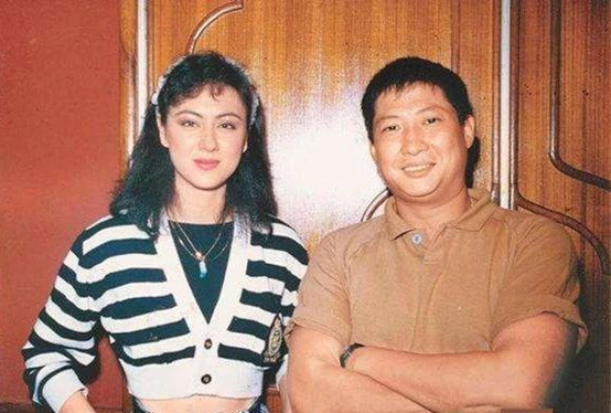 洪金宝|68岁洪金宝罕见出镜，头发花白无眉毛，55岁混血娇妻仍冻龄