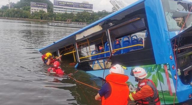 时间要闻|关键4秒发生了什么？贵州公交突然坠湖：“完美”躲避左右车辆