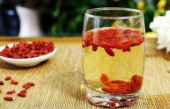 #枸杞#保温杯里泡枸杞，喝不对也会伤身体，这4种情况下不要喝枸杞！