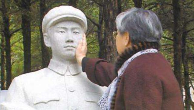 毛岸英|1959年，一位女士跪在毛主席儿子的墓碑前哭着说: \我来晚了！\