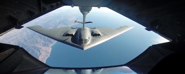 『b-2轰炸机』世上最昂贵轰炸机，价值60吨黄金。加一次油飞行上万公里。