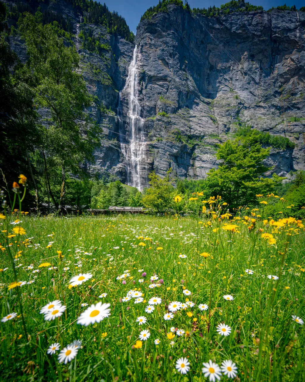 |比天堂小镇美十倍！这个藏了72条瀑布的小镇，每走一步都是仙境!