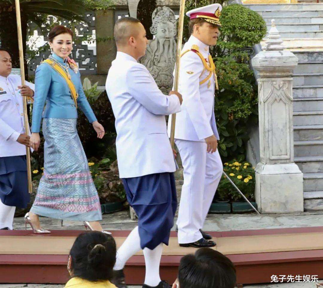 42歲泰國大公主真會做人，讓出紅毯給弟弟提幫功，放低姿態獲好評-圖2