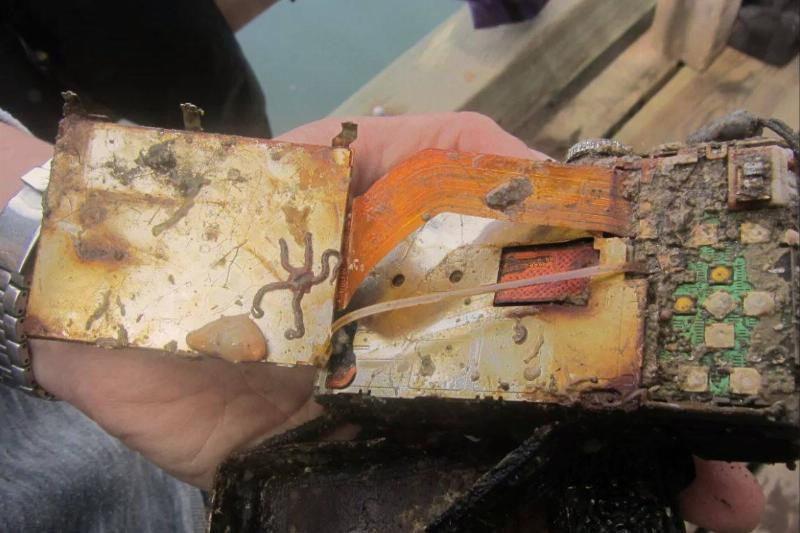 「相机」潜水员发现水下40英尺的神秘相机，照片惊呆了所有人