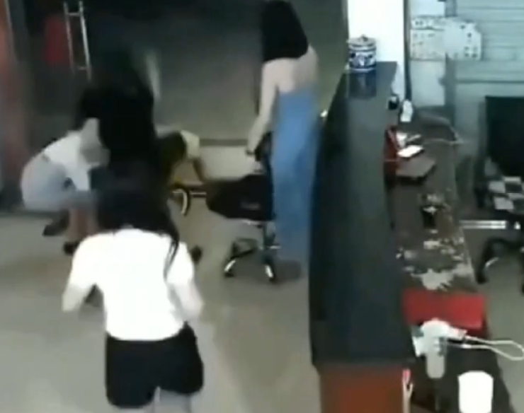 话晴空|男子足疗店闹事，被四位女子围殴，网友：这群女人真彪悍！