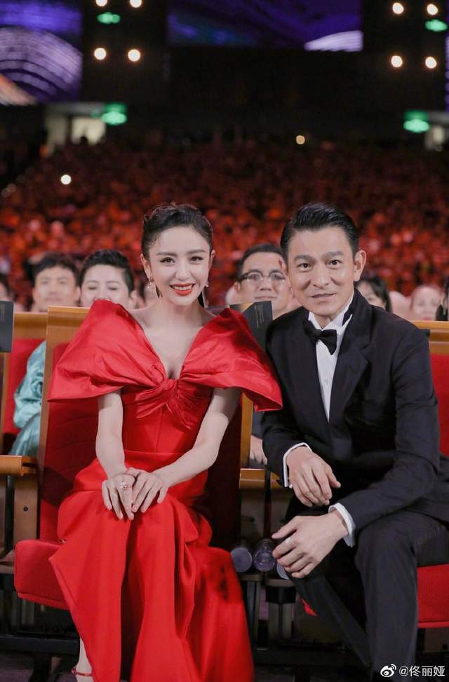 佟丽娅|晒完刘德华,佟丽娅再晒北爱演员合影,三人变化好大