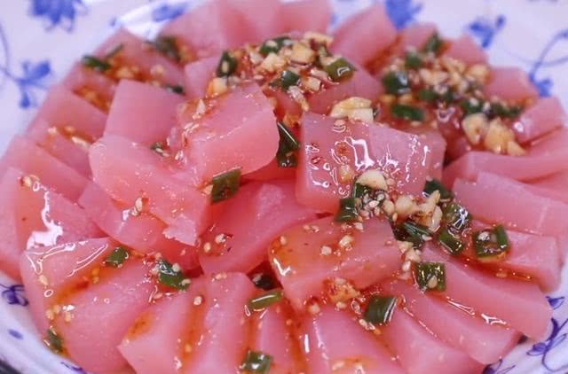 西红柿：夏天要多吃西红柿，不腌不炒不凉拌，一次三斤不够吃，给肉都不换