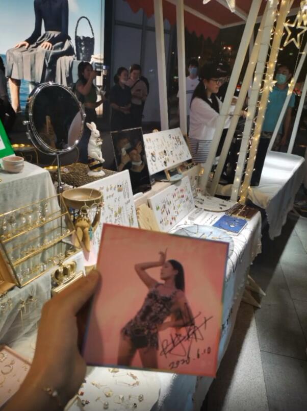 「江映蓉」江映蓉成都街头摆地摊卖唱片小饰品，穿家居服暴露真实身材！