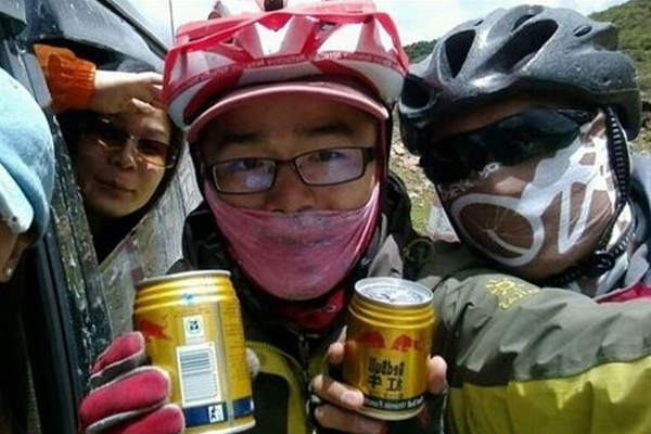 穷游|川藏线上，看到穷游女生举着“ 求RB”的牌子，其中暗语你知道吗