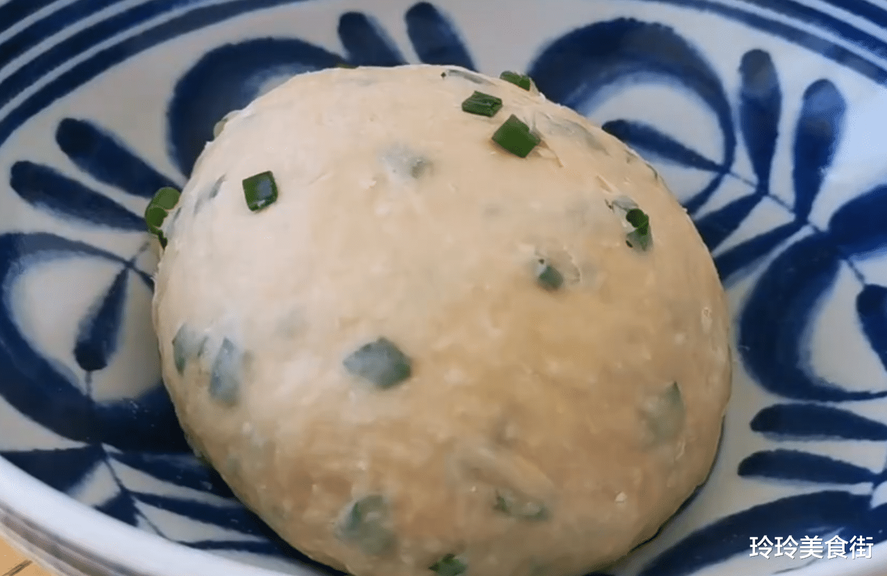 「手抓饼」1碗面粉3个鸡蛋，教你在家自制手抓饼，健康营养，不比外面买得差