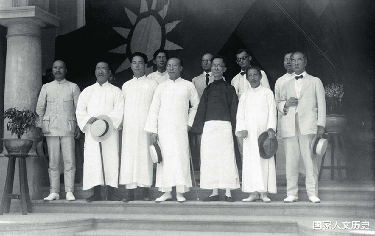 朱元璋@汪精卫继承了孙中山遗留的大部分党政权力，为什么还没斗过蒋介石？