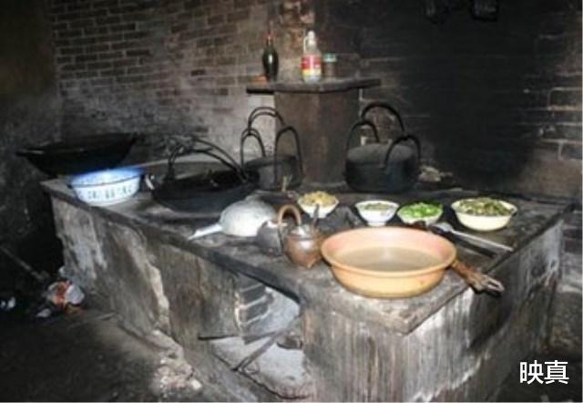 「文物」老汉拿一破布挂灶台挡灰10年，专家称是绝世珍宝，老汉身份被揭开