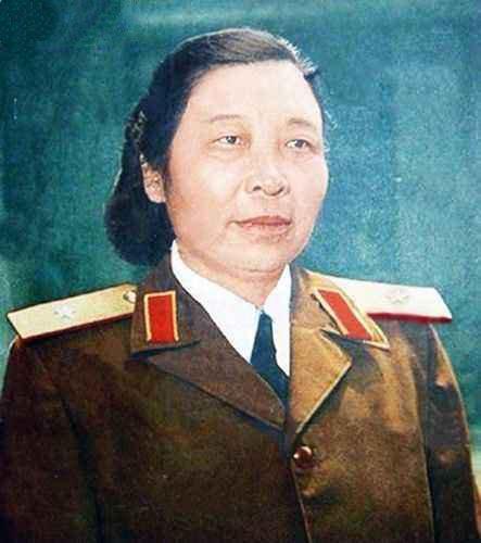 丘吉尔|女将军衣锦还乡，她当童养媳时的丈夫说，乡下堂客当将军弄错了吧