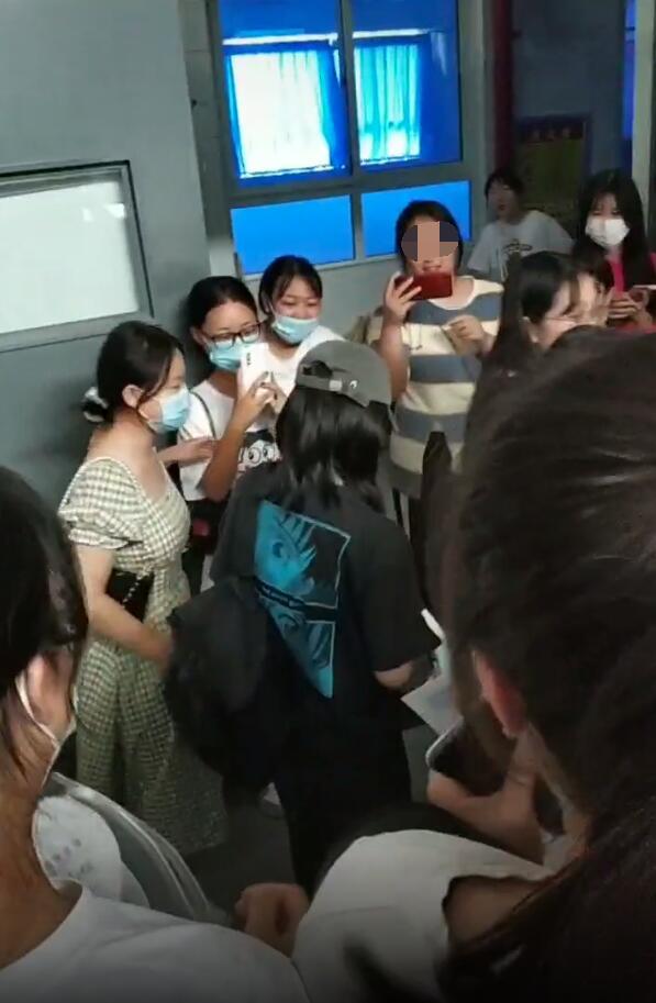 张子枫|张子枫高考被安排提前出考场,两次婉拒签名,被俩助理带着离开