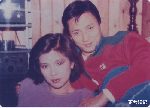 翁美玲|85年凌晨1: 25分，女星着红色睡袍死在家中，尸体被包裹5层锡纸
