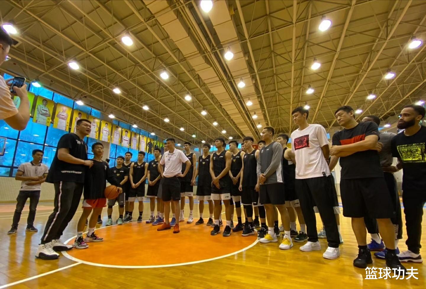 【宏远集团】独臂男孩来宏远 和冠军后卫单挑全场尖叫 大哥易建联这一细节太暖心