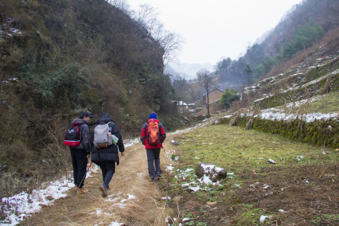 秦岭 完全另外一个世界，过了峡谷之后，我们闯入冰雪覆盖的秦岭黑沟村