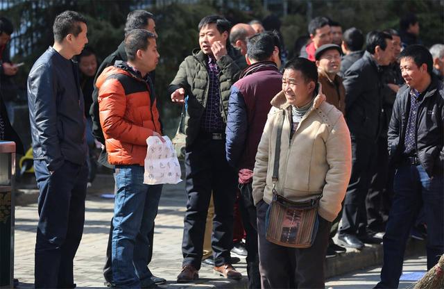 彩礼@新婚妻子怀上别人的孩子，男子却不敢提离婚：爸妈花了那么多钱