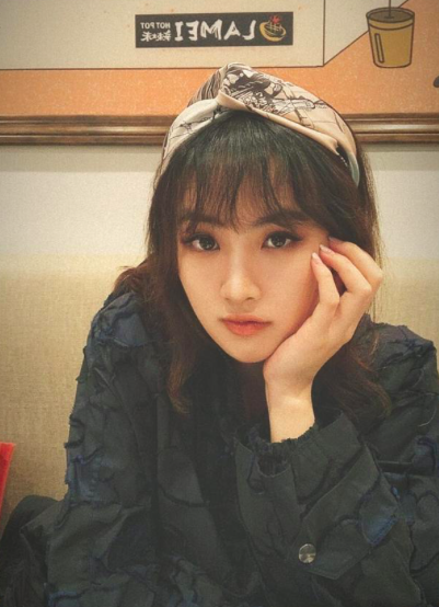 华为老总小女儿回国,穿奢华服装,合照的朋友身份不一般