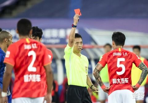 张琳芃|卡纳瓦罗信错一人坑了全队，张琳芃被红牌罚下，他是替卡帅背锅的