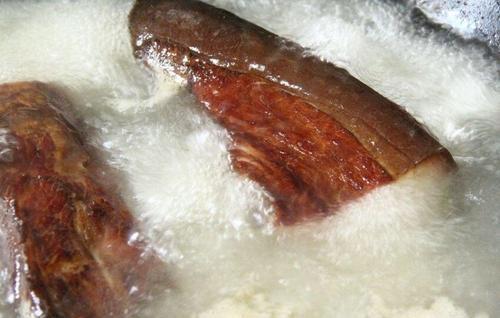 『腊肉』它是“催老剂”，懂行的人从不给家人吃一口，却有很多人天天都吃