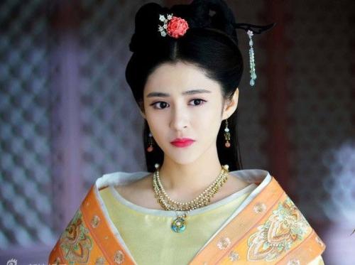 【何炅】何炅捧的“四小天鹅”三只都没消息了，最不起眼的她却红到发紫