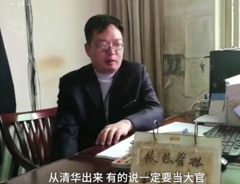 【】高考状元清华毕业成保安,一干就是20多年,从不敢参加同学聚会