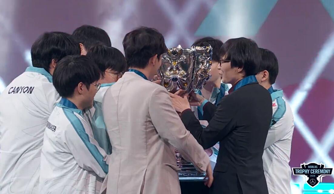 dwg战队|SN输给DWG后，AD选手huanfeng被爆破，弹幕刷了半小时Uzi