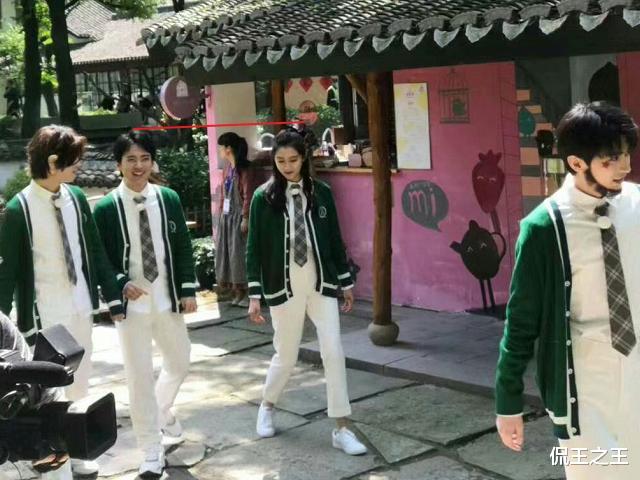 关晓彤■关晓彤参加跑男录制,跟170cm郭麒麟同框,彻底暴露了真实身高