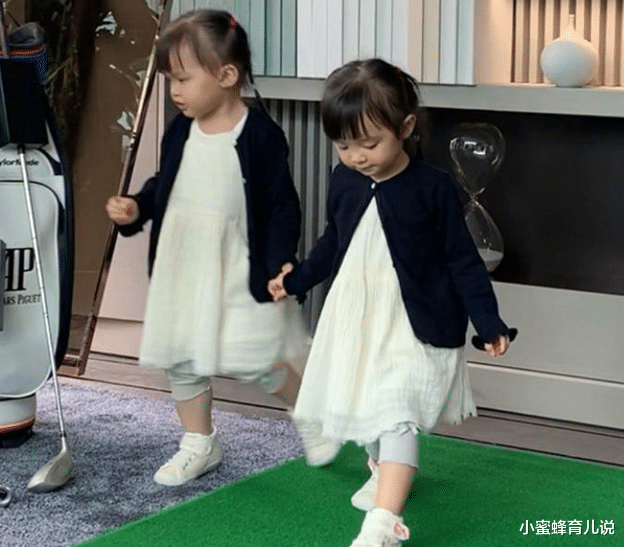 熊黛林|有种“偏心”叫熊黛林俩女儿，上帝吻了姐姐的脸，却没给妹妹开窗