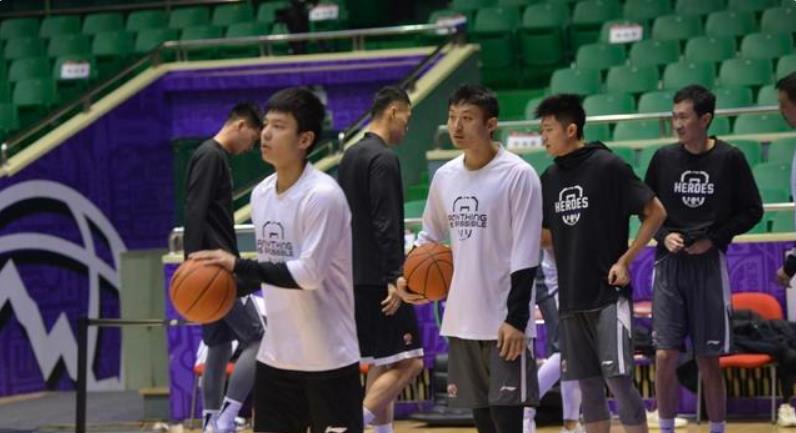 中国篮球▲昨晚十点！中国篮球一则消息振奋人心，这次多亏钟南山