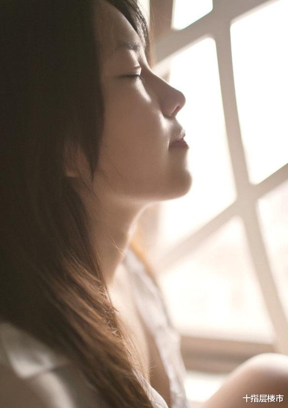 简单干净的网红姐姐，穿上衬衫，好身材挡都挡不住！