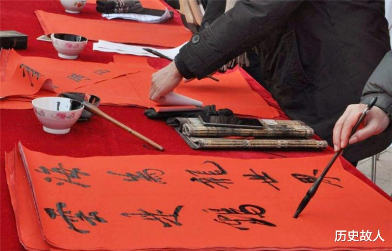 「唐伯虎」厕所门口挂了一幅对联,上联“来人不蹲就站”,下联一出堪称经典