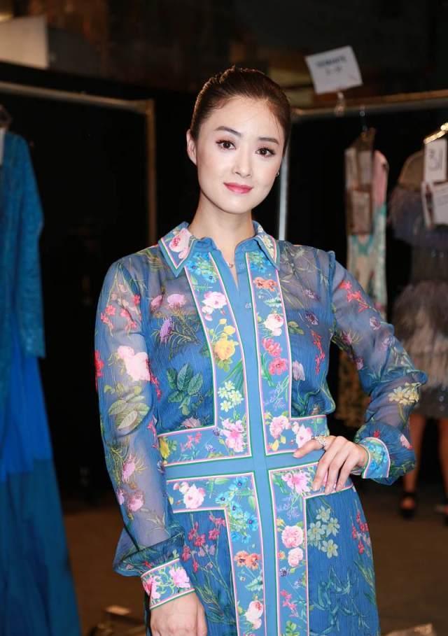 蒋欣|蒋欣终于穿对了，白衬衫配半身裙知性优雅，半扎马尾又甜又美