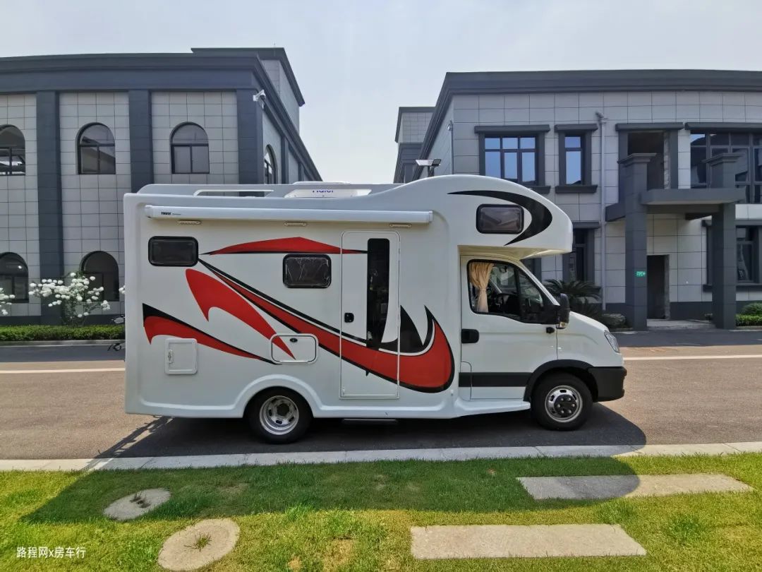 『荣威RX5』依维柯房车只要36.8万？还加赠600AH锂电和户外厨房？