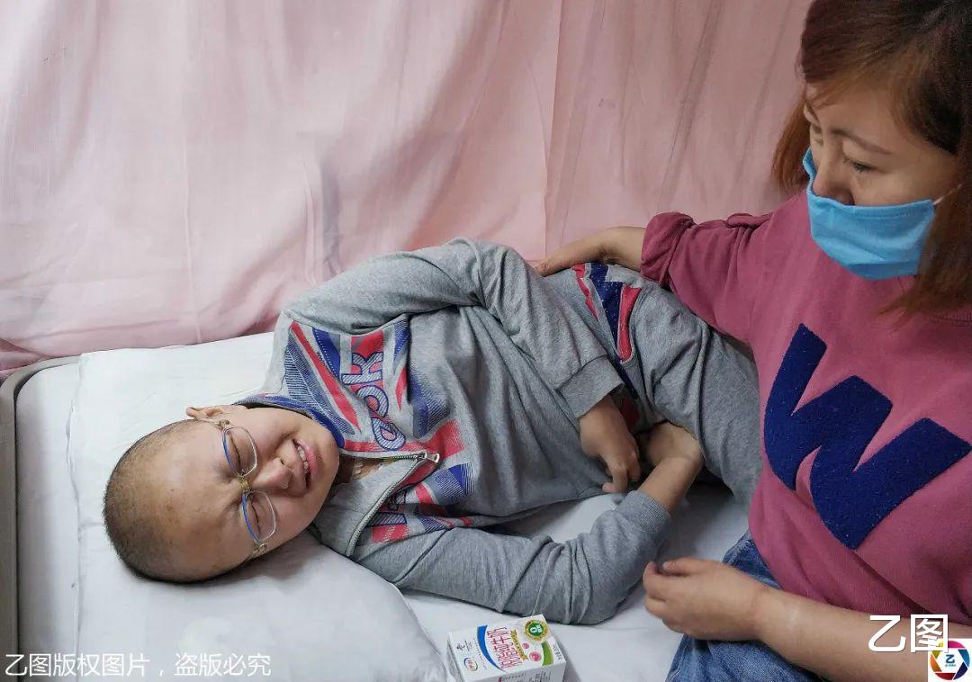 「哈尔滨」女孩要去医院化疗,临行前要和姥姥道别:我怕下次见不到姥姥了