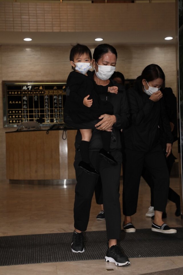 霍启刚|霍老太设灵，朱玲玲与儿子牵手送别前婆婆，霍启刚仨孩子提前离开一脸好奇