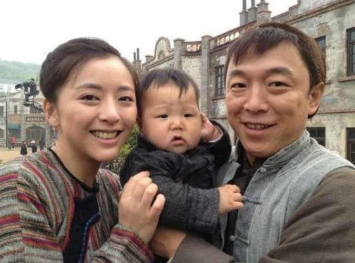 【黄渤】她被黄渤追了13年，成名后对她不离不弃，如今45岁被宠成公主