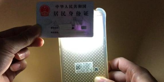 「」手机上的手电筒居然还可以这样用，不知道的是个损失！