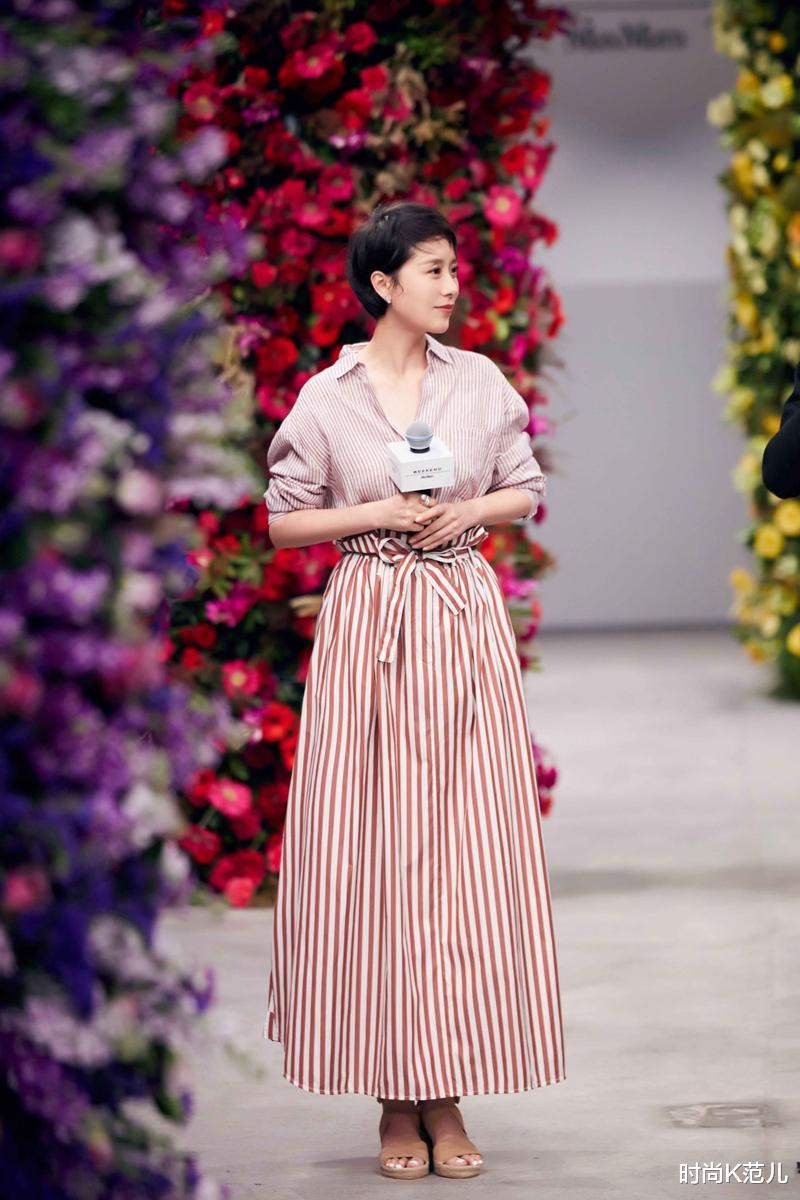 [西装]42岁海清留长发更有气质，穿一身白色条纹西装，又飒又美十分出众