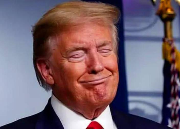 #特朗普#刚宣布肺炎大流行结束！美版“钟南山”揭露真相，特朗普暴跳如雷