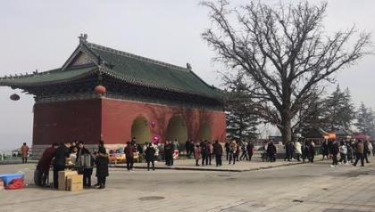 「灵山寺」豫西山区有一座寺院，游客天天爆满，这是为何呢